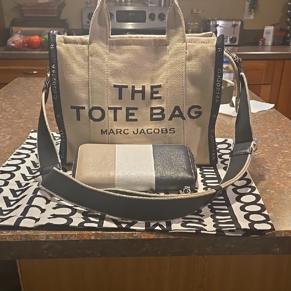 Marc Jacobs Cream and Black Tote Bag with Classic Design and Sturdy Material